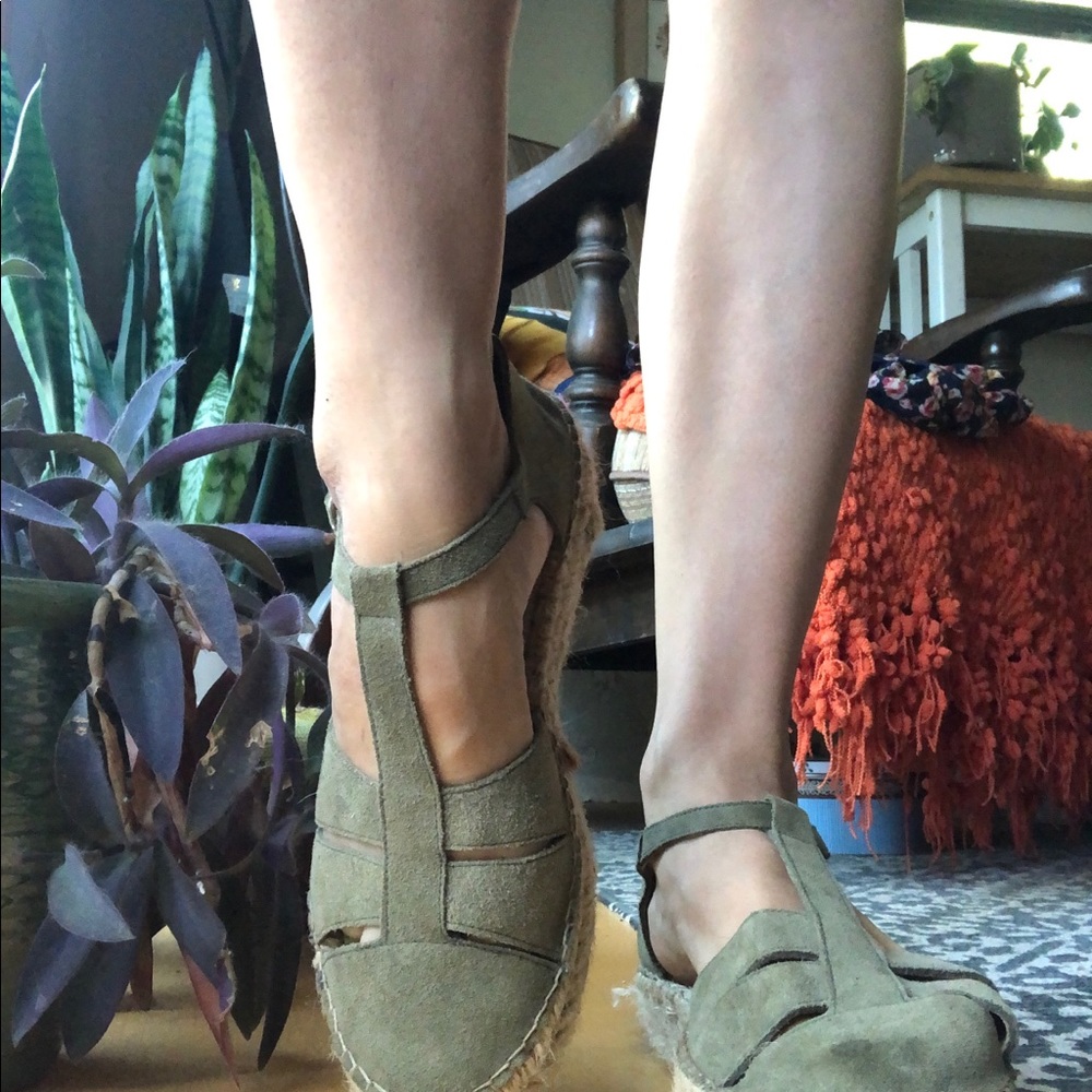 Casa Hernanz Olive Green Suede Sandals!